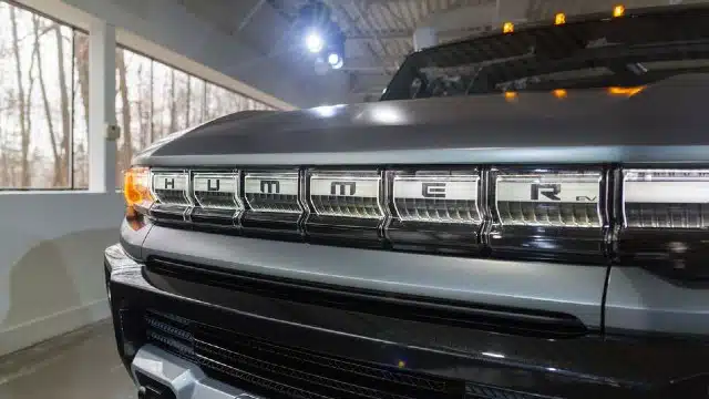 Cadillac Lyriq 2023 Prezzi interni dati tecnici