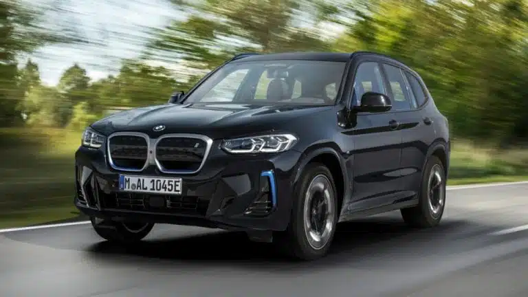 BMW iX3 2023: Prezzi, consumi, dati tecnici