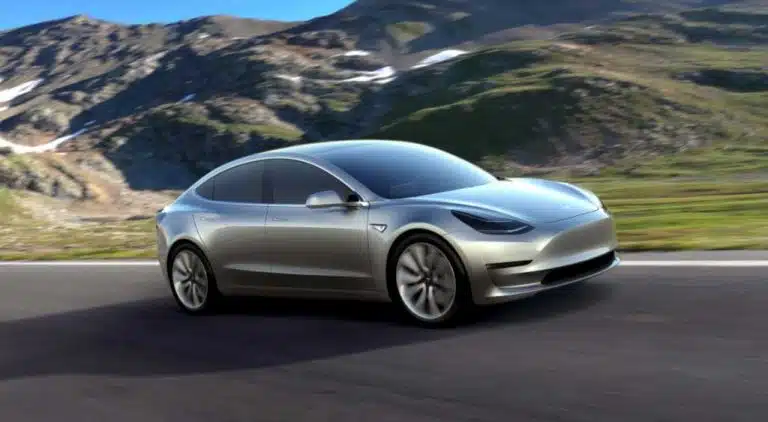 Tesla Model 3 2023: Prezzi, interni, dati tecnici