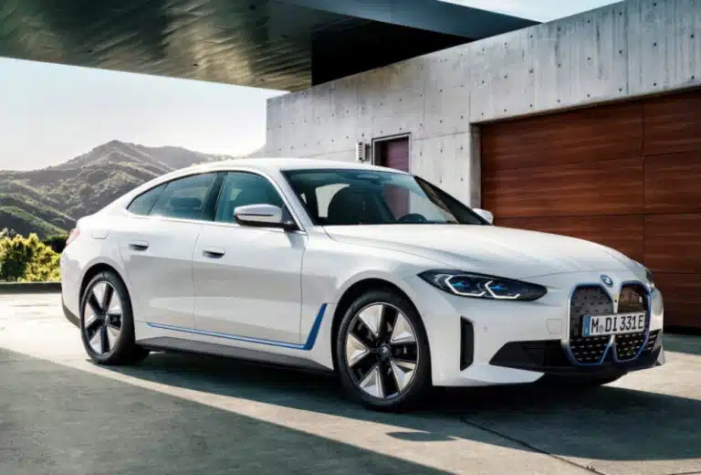BMW i4 2024: Interni, prezzi, dati tecnici